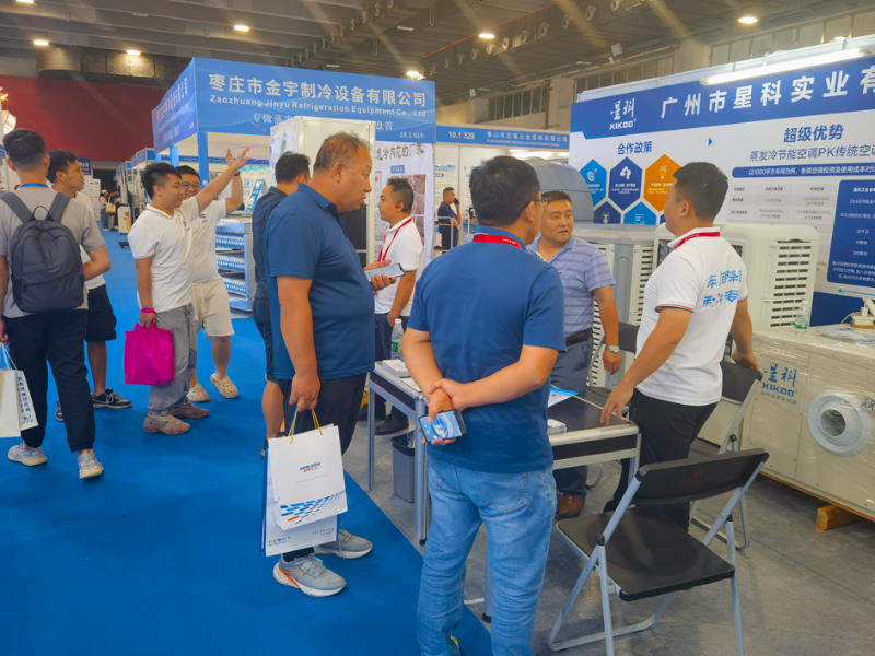 星科國內經(jīng)理與客戶交流蒸發(fā)冷省電空調降溫設備產(chǎn)品