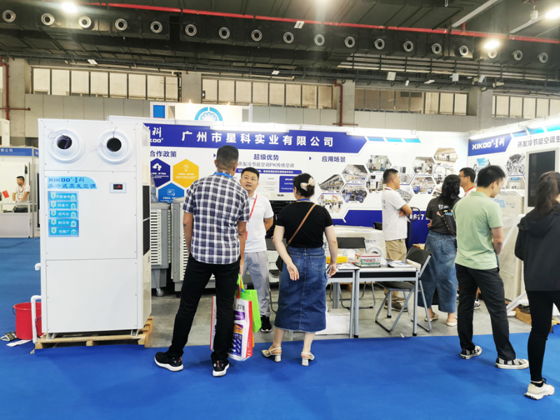 星科國內經(jīng)理與客戶交流星科蒸發(fā)冷省電空調降溫設備產(chǎn)品