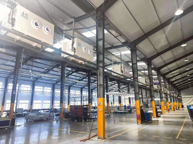 機械設備廠降溫應用工業省電空調-臥式射流機組，精準定位降溫